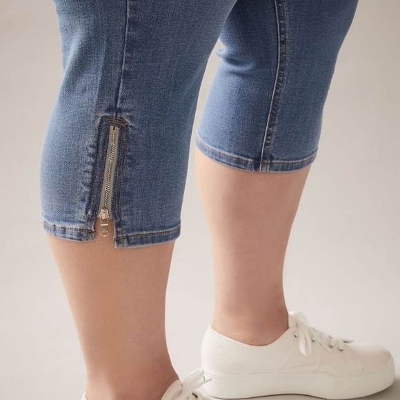 12 - In Every Story | Straight-Leg Denim Capri with Zip - Picture 7 of 8